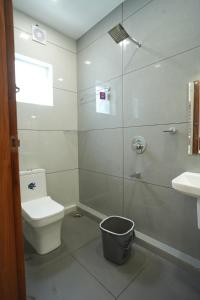 Koupelna v ubytování Theeram Residency