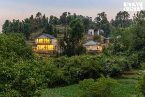 Κήπος έξω από το StayVista at Cujo's Haus with Heated Floor, Bonfire, WiFi, BBQ