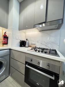 ドバイにあるChic 1BR Apartment with Pool View in Medyanのコンロとシンクのあるキッチン