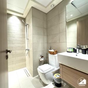 ドバイにあるChic 1BR Apartment with Pool View in Medyanのトイレ、洗面台、シャワー付きのバスルーム