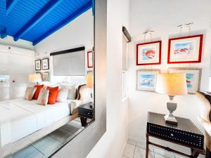 a bedroom with a bed and a window at Treasure By The Sea Bonaire in Kralendijk +52 photos