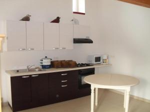 Kuchyň nebo kuchyňský kout v ubytování Maison accueillante à Guérande, 54 m² avec jardin