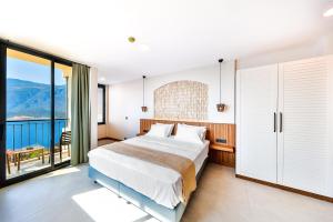 Postel nebo postele na pokoji v ubytování Lyxos Hotel