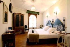 A bed or beds in a room at Hotel Merindad de Olite