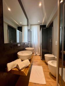 - Baño con 3 lavabos y 2 aseos en Suite Amendola - Luxury Apartment, en Empoli