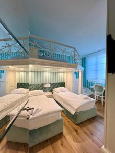 Un dormitorio con dos camas y un balcón. en Suite Amendola - Luxury Apartment, en Empoli