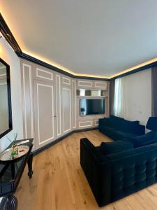 Una sala de estar con un sofá y un televisor. en Suite Amendola - Luxury Apartment, en Empoli