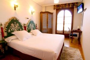 A bed or beds in a room at Hotel Merindad de Olite