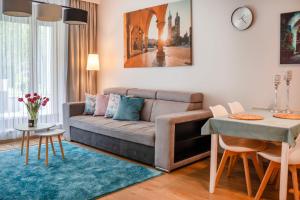 una sala de estar con un sofá y una mesa en Rimini Moxy TE&AM Old Town Free Parking Dworzec 5 min, en Cracovia