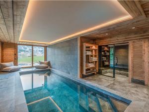Bazén v ubytovaní Chalet moderne avec piscine intérieure et hammam - FR-1-569-76 alebo v jeho blízkosti