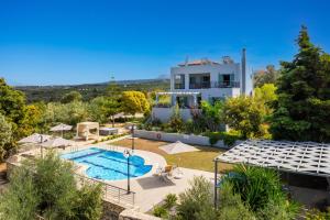 eine Luftaufnahme eines Hauses mit Swimmingpool in der Unterkunft Villa Kyveli in Loutra