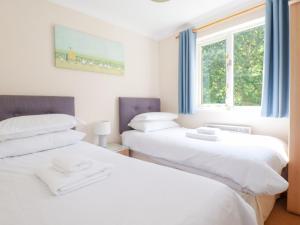 En eller flere senge i et værelse på Trouts Reach + 31 billeder