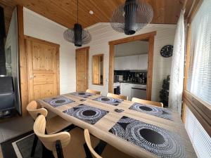 a dining room with a table and some chairs at Lomariihi 2 in Muurame