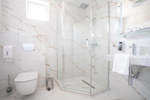 Koupelna v ubytování Kikelet Club Hotel + 50 fotografií