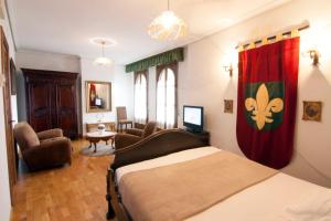 A bed or beds in a room at Hotel Merindad de Olite