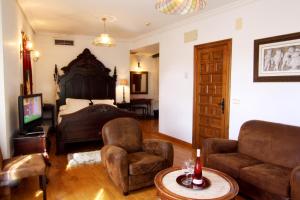 A seating area at Hotel Merindad de Olite