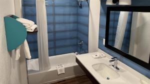 Koupelna v ubytování Motel 6 Galveston, TX Seawall + 10 fotografií