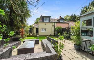 una casa con patio e una casa di A Beautiful Country Cottage a Waldringfield Altre 5 foto