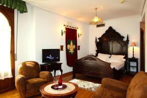 A bed or beds in a room at Hotel Merindad de Olite