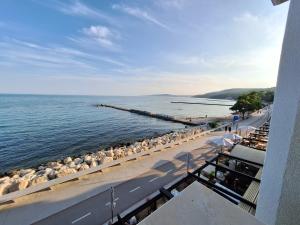 巴尔奇克Апартамент с една спалня Maraya 2 комплекс Карпе Дием的一群人和海水的海滩景色