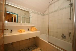 Kúpeľňa v ubytovaní Gästehaus Katharina + 31 fotografií