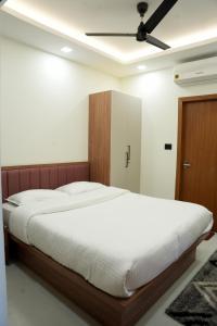 Postel nebo postele na pokoji v ubytování Theeram Residency