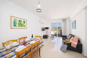 Χώρος καθιστικού στο Latchi Pool View Apartment