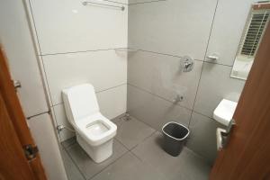 Koupelna v ubytování Theeram Residency