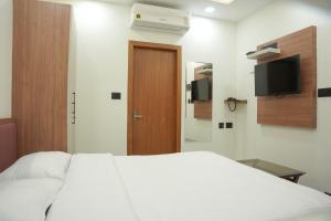 Postel nebo postele na pokoji v ubytování Theeram Residency