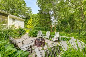 Zahrada ubytování Vibrant Westerly Home with Private Pool and Yard!