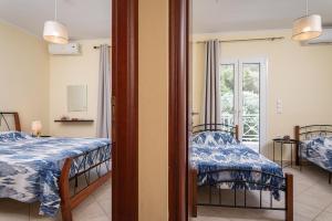 Posteľ alebo postele v izbe v ubytovaní Nostos - Psili Ammos Apartments