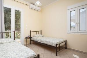 Posteľ alebo postele v izbe v ubytovaní Nostos - Psili Ammos Apartments