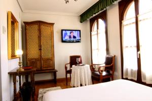 A television and/or entertainment centre at Hotel Merindad de Olite