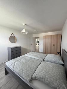 Postel nebo postele na pokoji v ubytování Schicke Wohnung gegenüber Bahnhof