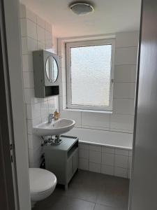 Koupelna v ubytování Schicke Wohnung gegenüber Bahnhof + 6 fotografií