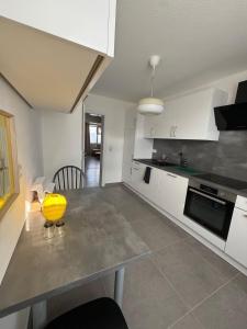 Kuchyň nebo kuchyňský kout v ubytování Schicke Wohnung gegenüber Bahnhof