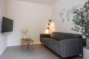 オーストカペッレにあるNEW Hello Zeeland - Magnolialaan 2のソファとテーブルのあるリビングルーム