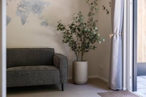 オーストカペッレにあるNEW Hello Zeeland - Magnolialaan 2の壁には椅子と花瓶、そして植物が飾られている