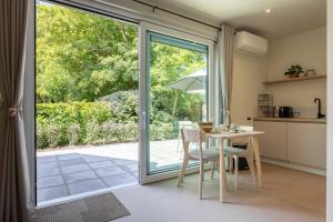 オーストカペッレにあるNEW Hello Zeeland - Magnolialaan 2のキッチン、ダイニングルーム(ガラスのスライドドア付)