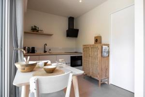オーストカペッレにあるNEW Hello Zeeland - Magnolialaan 2のキッチン(テーブル、ボウル付) +14枚の写真