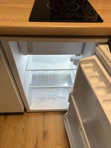 un frigorifero vuoto con la porta aperta in una cucina di City Studio Ana a Fiume (Rijeka)