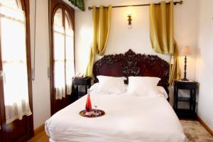 A bed or beds in a room at Hotel Merindad de Olite