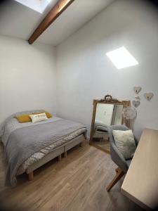 Ένα ή περισσότερα κρεβάτια σε δωμάτιο στο La maison de village - Eyguières - Alpilles