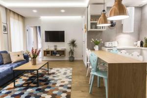 une cuisine et un salon avec une table et des chaises dans l'établissement Miedziane Turnie apartment, à Zakopane