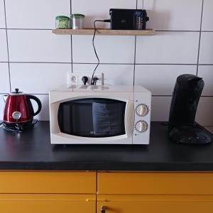 Příslušenství pro přípravu čaje a kávy v ubytování Gîte la Source - 85 m2 & terrasse privée