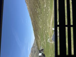 une vue aérienne d'un champ vert avec un ciel bleu dans l'établissement Canigou 55 by Confortsky, à Encamp
