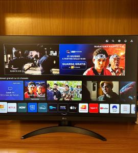 基亚拉瓦莱Affittacamere Il Cortile的桌子上配有平面电视