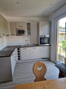 Kuchyň nebo kuchyňský kout v ubytování Hotel Platzhirsch