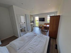 Postel nebo postele na pokoji v ubytování Hotel Platzhirsch