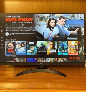 基亚拉瓦莱Affittacamere Il Cortile的桌子上配有平面电视